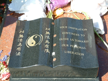 Bruce Lee's grave book